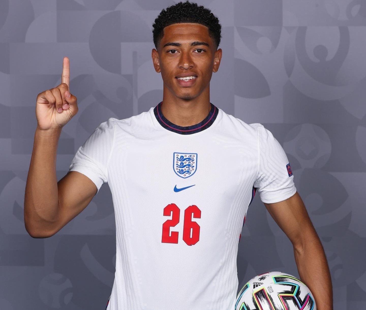 客战那不勒斯替补登场，科斯蒂奇达成尤文生涯100场里程碑（客场对阵那不勒斯替补登场，科斯蒂奇迎来尤文生涯第100场）