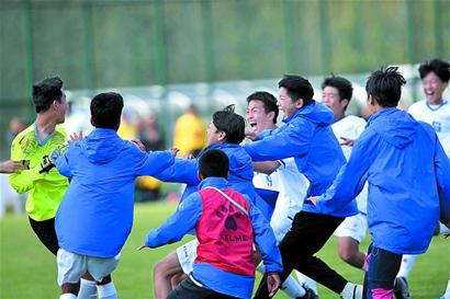 罗马诺：赖扬激活山东队旧将格德斯的续约选项，新合同至27年（罗马诺：赖扬已激活格德斯续约条款，山东队旧将新约至2027年）