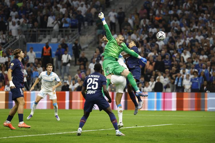 托尼：前锋不应在无意义的跑动上浪费精力，而是更专注于进球（托尼：前锋要减少无效跑动，把精力用在破门得分上）