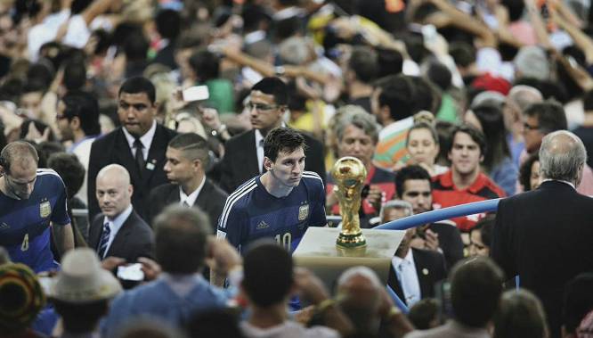 在极光下滑冰，这算不算人生的“高光”时刻？（极光之下滑冰，是否人生最闪耀的瞬间？）