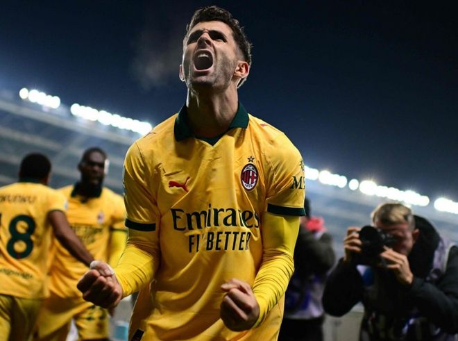 美国总统特朗普荣获首届国际足联和平奖 因凡蒂诺为其颁奖（首届国际足联和平奖授予美国总统特朗普，因凡蒂诺亲自颁奖）