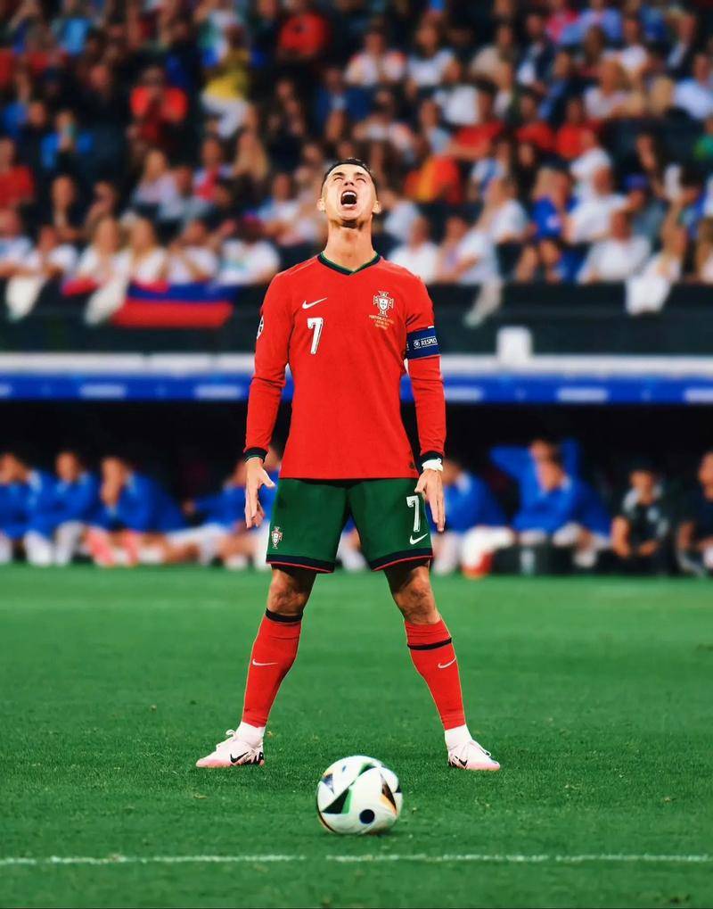 球员赛后把球鞋送给小球迷（赛后球员将球鞋赠与小球迷）