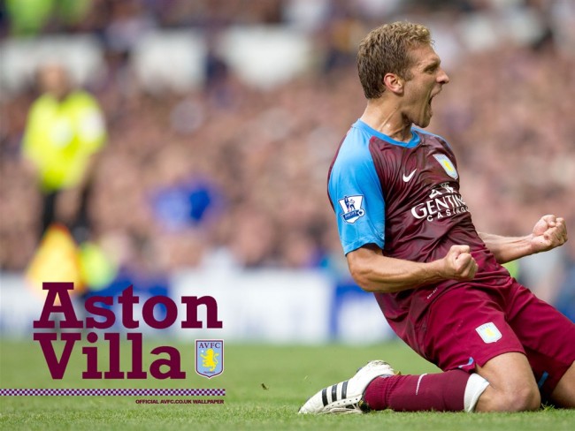 内维尔：这绝对是一场疯狂的比赛，整个球场的球迷都麻木了（内维尔：这场比赛太疯狂，全场球迷都已麻木）