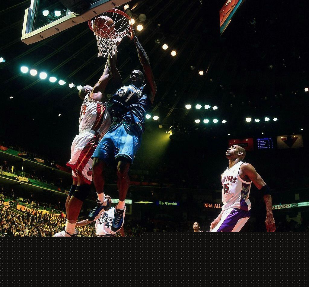 欧冠赛前穆里尼奥与两名昔日弟子重逢，并亲吻了斯内德的光头（欧冠赛前，穆里尼奥与两位旧将相聚，还亲吻斯内德的光头）