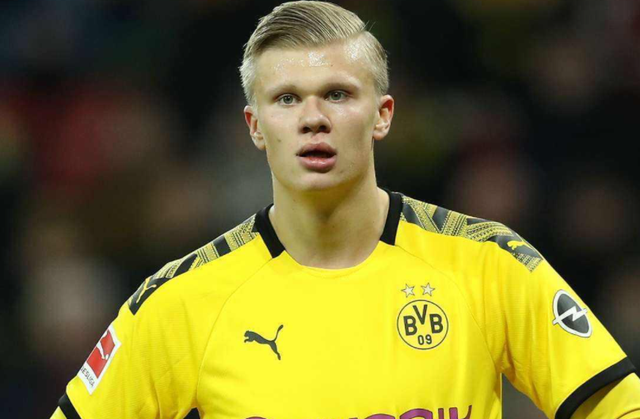 C罗被罚下后，看台上的爱尔兰球迷模仿他做出的哭泣手势（C罗红牌下场后，爱尔兰球迷在看台上模仿其“哭泣”手势）