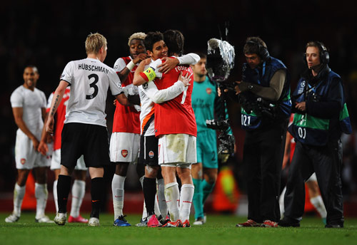 成都1-2河南赛中，阿奇姆彭遭看台球迷竖中指+骂黑鬼（成都1-2不敌河南，阿奇姆彭比赛中遭看台球迷竖中指及种族歧视辱骂）